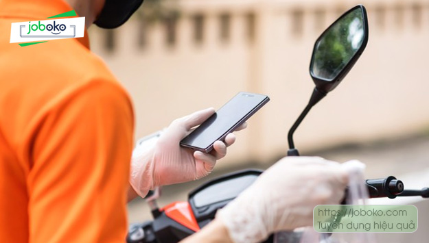 nhan vien giao hang bang xe may 4